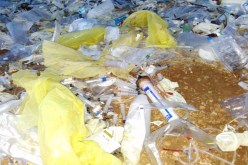 نفايات طبية سامة وسط تجمعات سكنية بالبيض