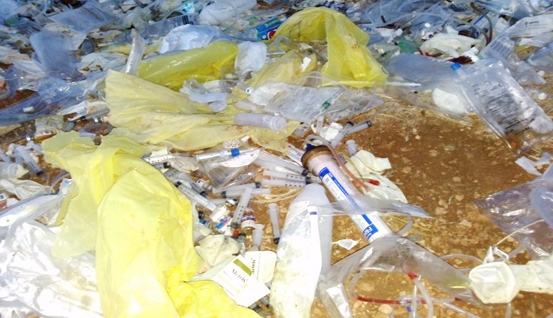 نفايات طبية سامة وسط تجمعات سكنية بالبيض