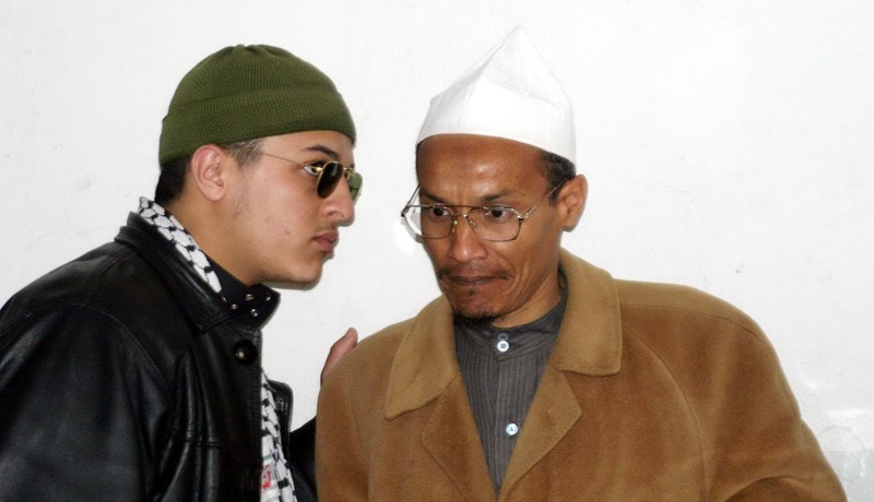 عجز عن تربية أبنائه ويريد قيادة أمّة‮!‬