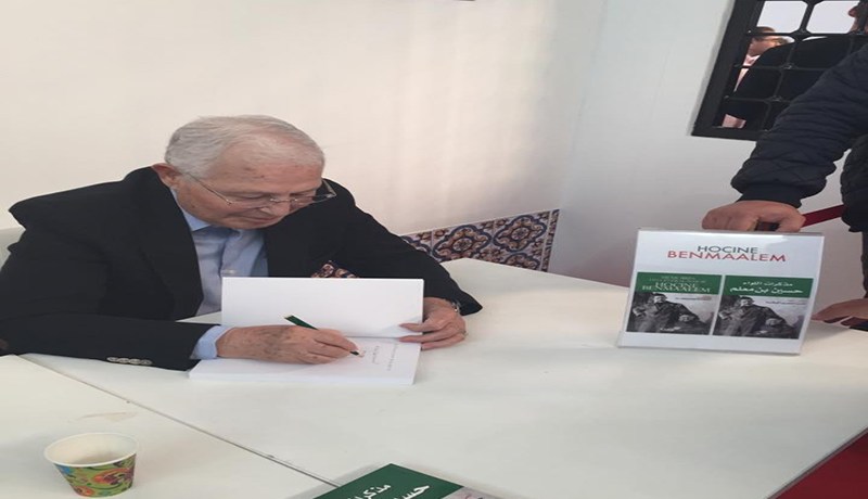 الجنرال المتقاعد يبيع كتابه بالإهداء في معرض باريس