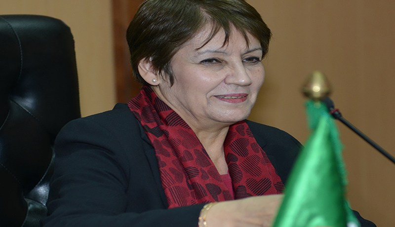 بن غبريت تذرف الدموع والسبب التلاميذ