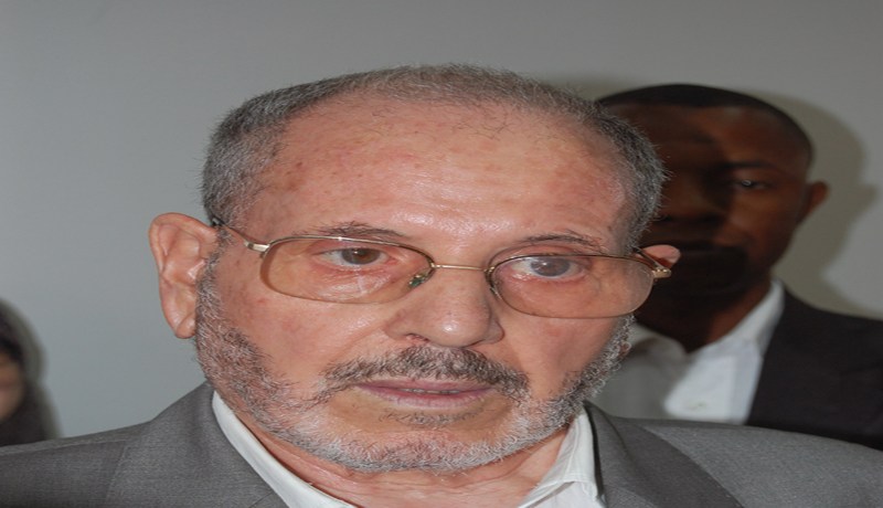 إمام يهدد المصلين