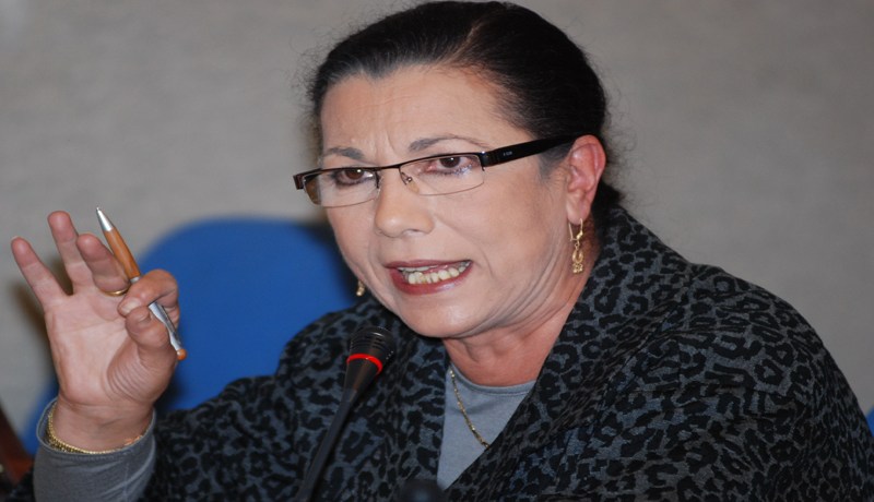 رئيسة.. واش دخــلك