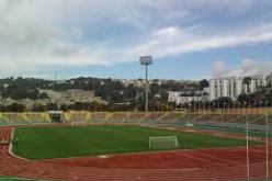 كوميسار يقرأ التعليمات بالمقلوب