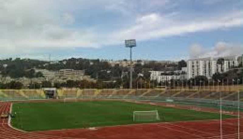 كوميسار يقرأ التعليمات بالمقلوب