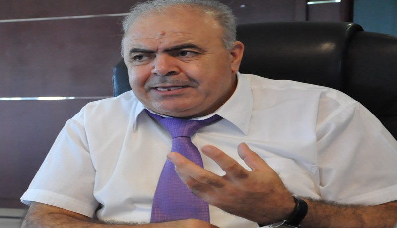 مواطن يفضح محلول أمام الوزير