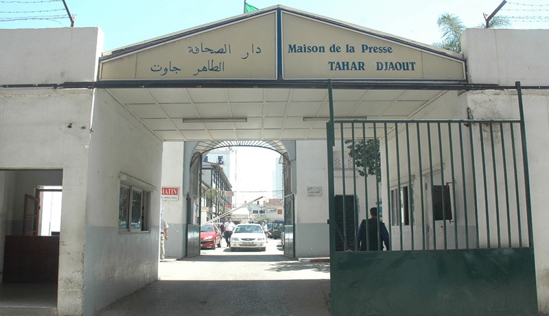 عمالقة الصحافة في النهار.. شياتين في الليل