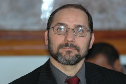 مقري يعتذر ولكن