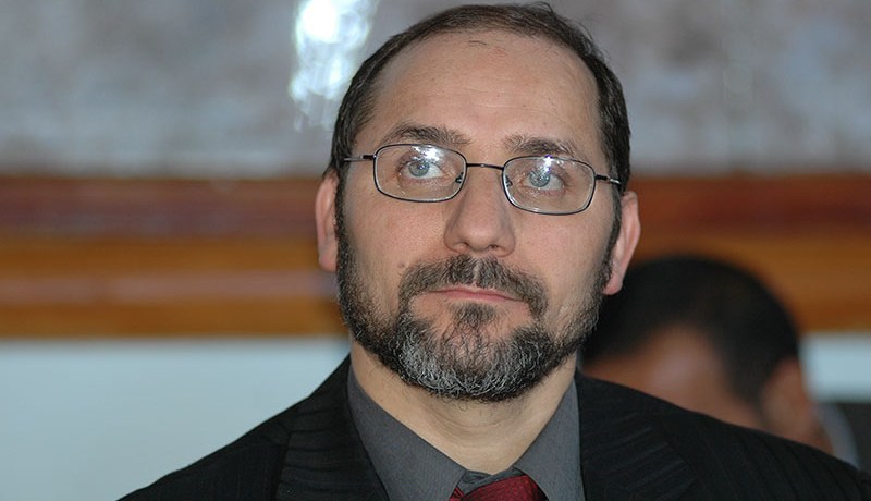 مقري يعتذر ولكن