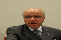 يطبق مقولة‮.. ‬بيتنا من زجاج