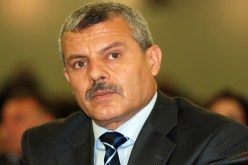 ميمون‮ ‬يطبّق التعليمات
