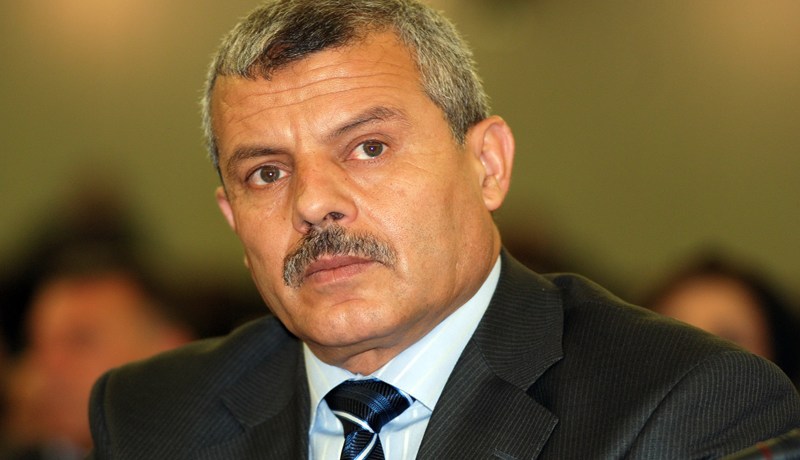 ميمون‮ ‬يطبّق التعليمات