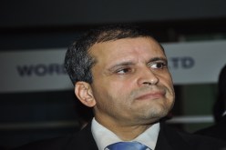 مصيطفى يتربع على الأرض في متليلي