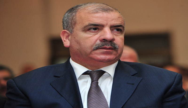 نسيب يخمْم على التلاميذ
