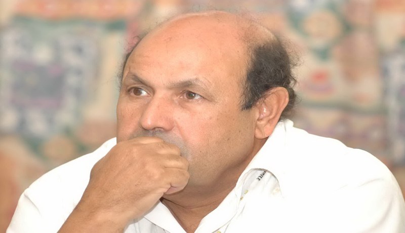 أسد أمام الزوالي.. وفي الصالونات نعامة