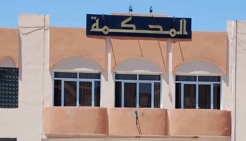 في انتطار وقوع الفأس علي الرأس