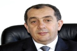 يدافع عـن بلخـادم في‮ ‬لــومـــوند