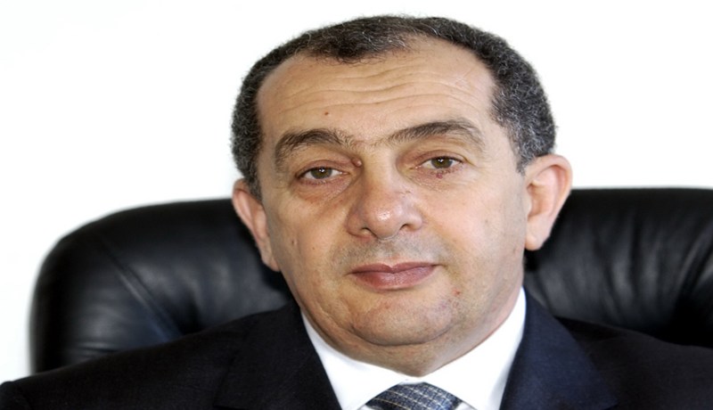 يدافع عـن بلخـادم في‮ ‬لــومـــوند