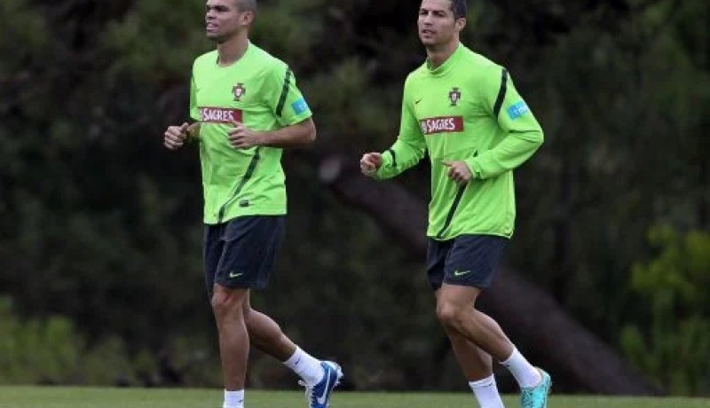 بيبي: رونالدو يملك حظوظا أكبر مني في قمة روسيا