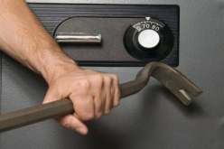 حارس ابتدائية يسطو على مخزن مواد التجميل لتمويل تجار سوق “بومعطي” 