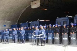 بالفيديو.. قوات الأمن تغلق غار الحراك