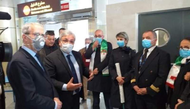 وزير النقل يستقبل الفريق الطبي الصيني بمطار هواري بومدين