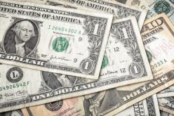 الدولار ينخفض إلى أدنى مستوى منذ 3 سنوات