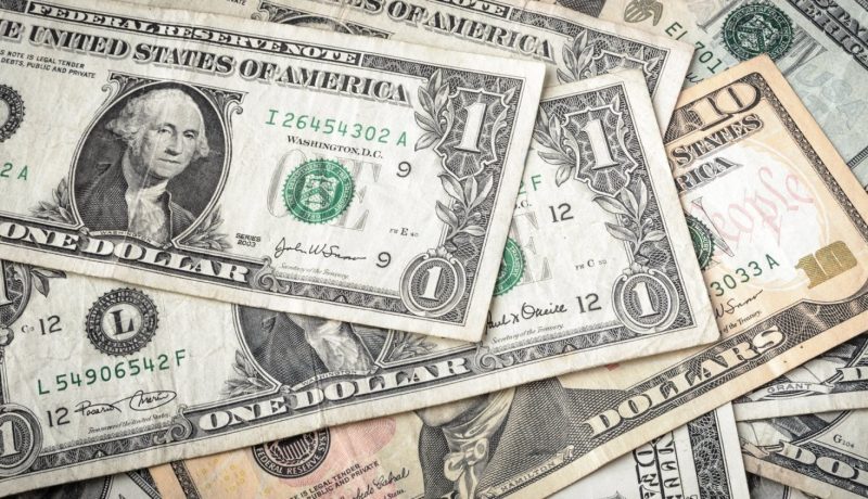 الدولار ينخفض إلى أدنى مستوى منذ 3 سنوات