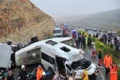 مقتل 9 لاجئين سوريين في اصطدام حافلة بجدار غرب تركيا