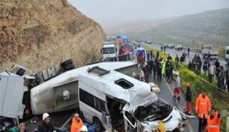 مقتل 9 لاجئين سوريين في اصطدام حافلة بجدار غرب تركيا