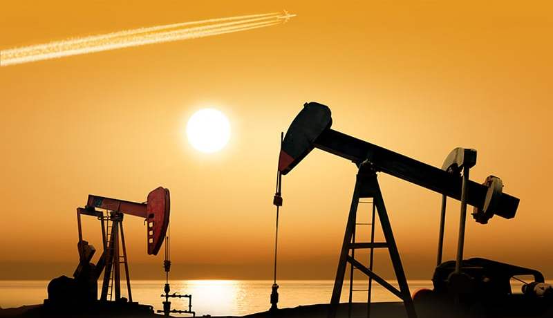 أسعار النفط تتجاوز عتبة 60 دولارا منذ 27 شهرا