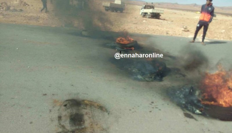 بالصور..سكان البيض يقطعون الطريق احتجاجا على هدم سكناتهم
