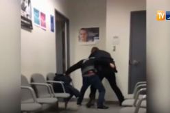 بالفيديو.. شرطي يطلق النار على شاب داخل المحكمة  