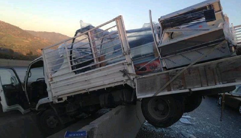 إصابة شخصين في اصطدام بين أربع شاحنات بالبويرة
