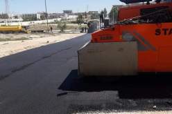 بالصور.. شاهد عملية تزفيت الطرقات مباشرة فوق التراب دون احترام المعايير بسيدي بلعباس