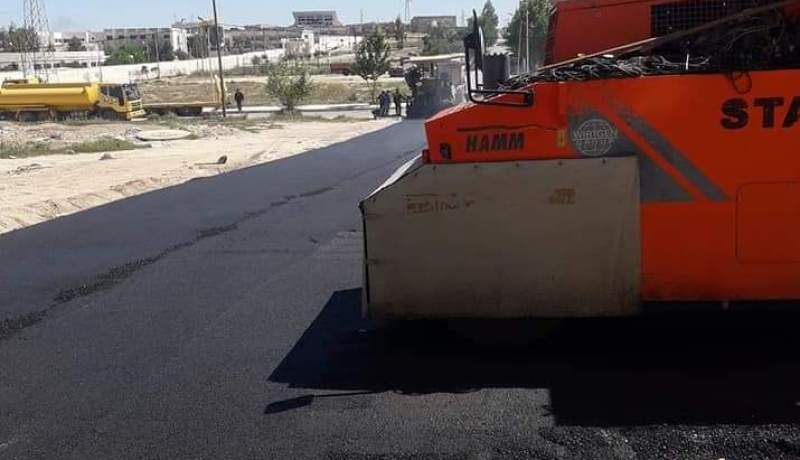 بالصور.. شاهد عملية تزفيت الطرقات مباشرة فوق التراب دون احترام المعايير بسيدي بلعباس