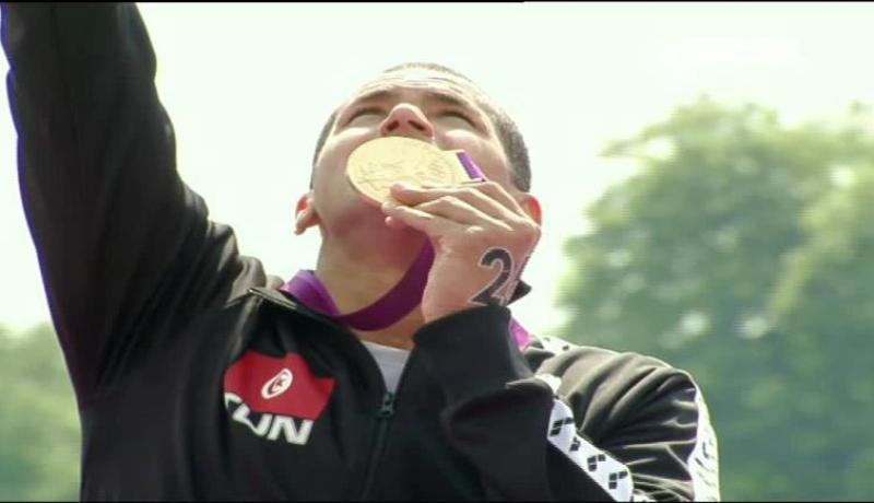 التونسي اسامة الملولى يحرز الميدالية الذهبية في ماراطون السباحة