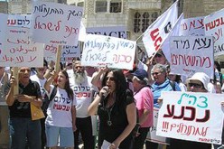 جامعية يمينية صفعت رئيس حركة السلام الآن الاسرائيلية قبل برنامج تلفزيوني