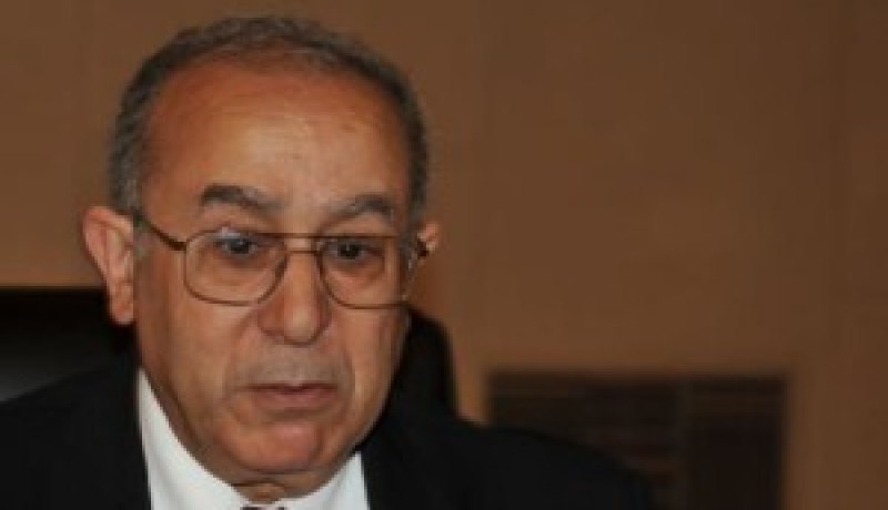 السيد لعمامرة يطلع بارتياح على بيان الاليزي