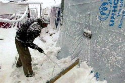 عاصفة ثلجية في لبنان تغلق الطرق وتزيد معاناة اللاجئين السوريين