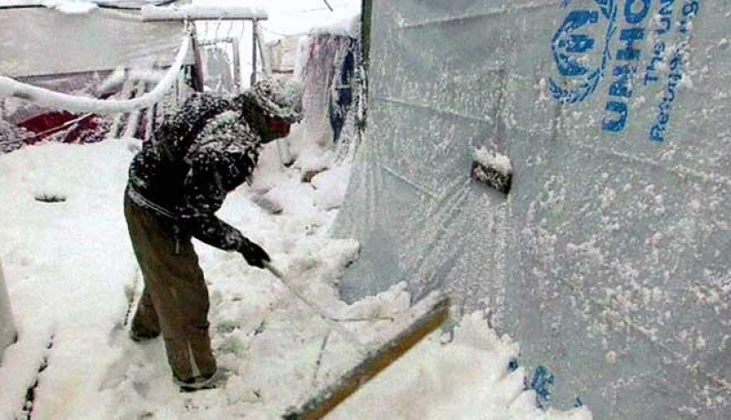 عاصفة ثلجية في لبنان تغلق الطرق وتزيد معاناة اللاجئين السوريين