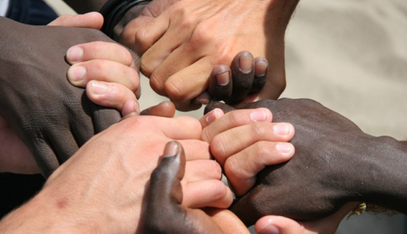 أوباما يعلن أن التاريخ العنصري ما زال يخيم على البلاد