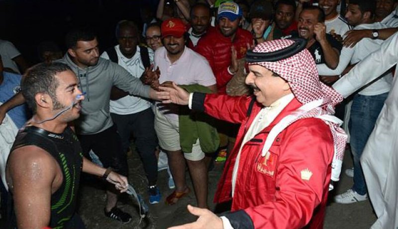نجل عاهل البحرين يسبح من السعودية للبحرين