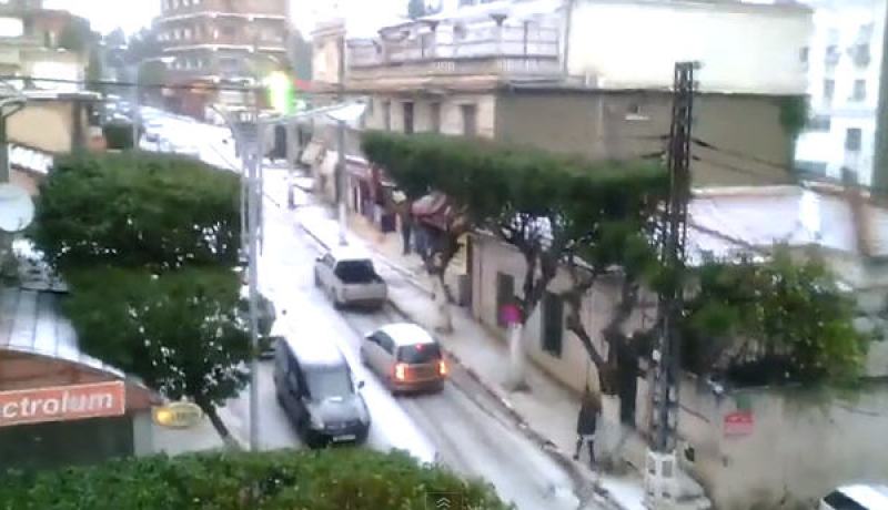 شاهد غزارة حبات البرد في بلدية درارية بالعاصمة قبل قليل