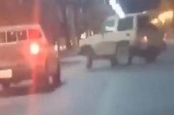 بالفيديو .. لحظة انقلاب سيارة فقد سائقها السيطرة أثناء الاستعراض