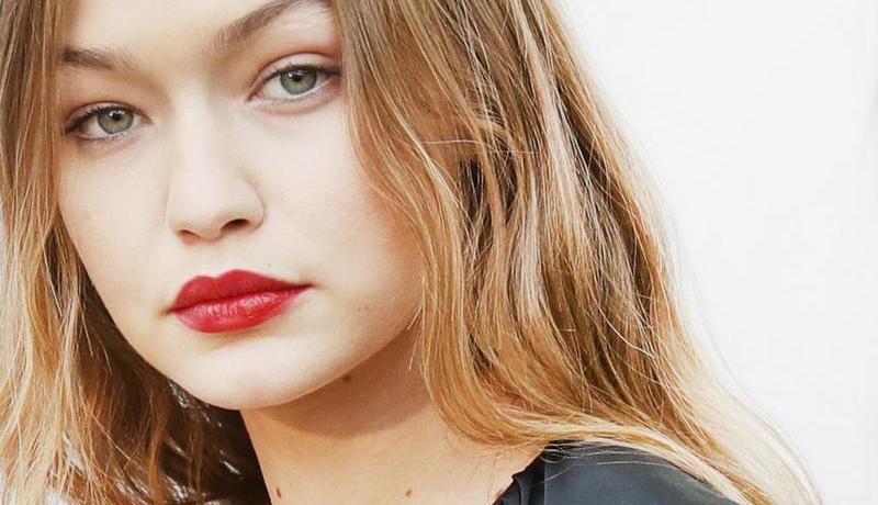 بالصورة.. جيجي حديد ترزق بطفلتها الأولى