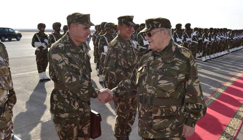 قايد صالح يدعو أفراد الجيش بالتكيف مع طبيعة المهام الموكلة إليهم