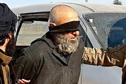 داعش يقطع رأس رجل وسط الملأ بتهمة ممارسة السحر