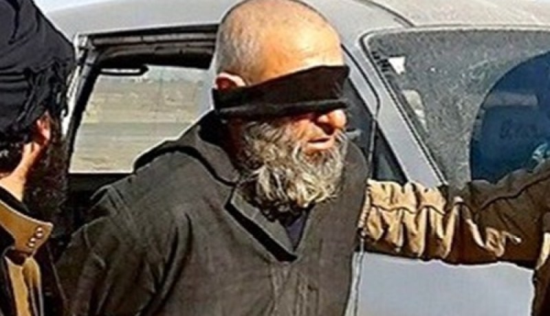 داعش يقطع رأس رجل وسط الملأ بتهمة ممارسة السحر