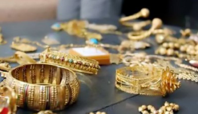 محتال ينتحل صفة مجوهراتي ويبيع لموظفتين عقدين مقلدين عبر «الفايسبوك» في قسنطينة